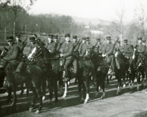 Cavaliers, fusil MAS 36 en bandoulière